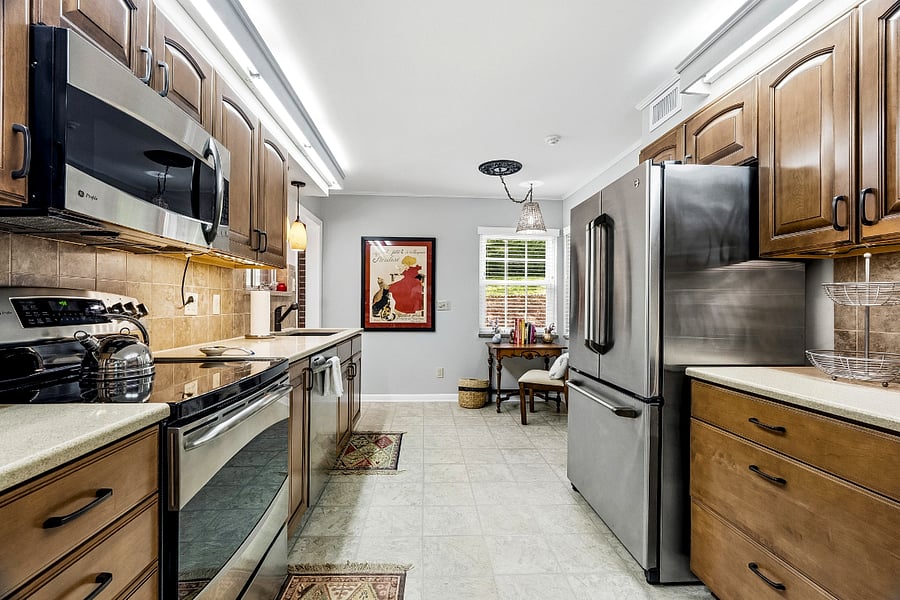Kitchen (Main Level) 