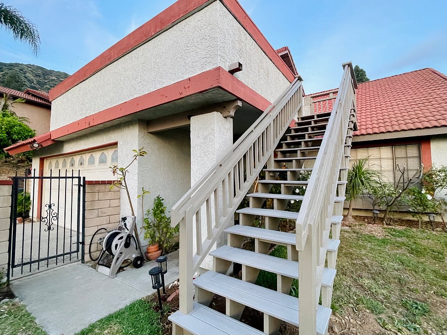 Private Staircase Entry