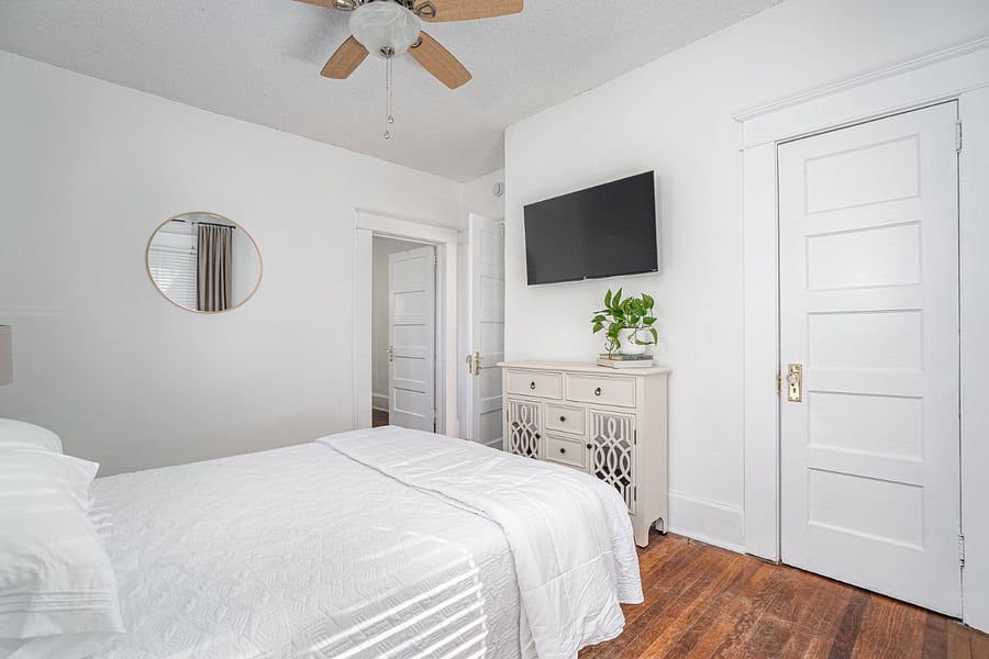 Queen bedroom with RokuTv