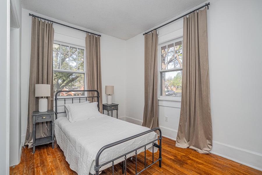 Twin bedroom with RokuTV