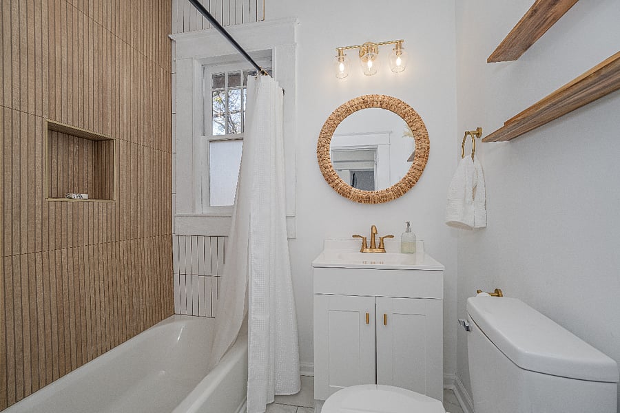 Bathroom with shower/tub