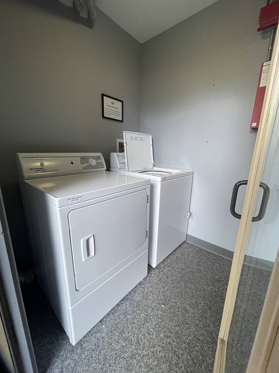 Free washer / dryer in buildings next door on either side