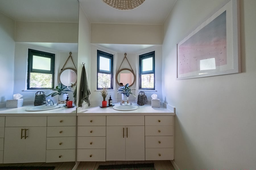 Full Bathroom 2 