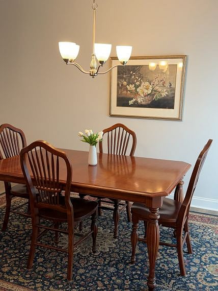 Two table leaves can expand table to seat eight+ people.