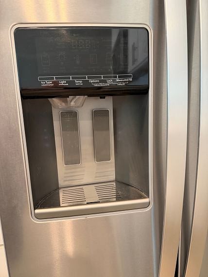Ice & water dispenser on freezer door.