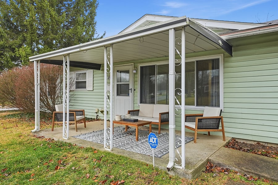 Neighborhood & Outdoor Space
This home is located in a peaceful, quiet, and safe neighborhood, ideal for traveling nurses looking for a calm place to recharge between shifts. The surrounding community offers excellent walkability, with nearby restaurants, outdoor entertainment options, local shops, a florist, and convenient fitness options all within easy reach. Sidewalks and nearby green spaces make morning or evening walks simple and enjoyable, while the lowtraffic setting adds safety and tranquility. The covered front porch features plenty of modern seating, providing a comfortable outdoor space to relax, enjoy fresh air, or unwind with a cup of coffee. Overall, the area offers the perfect balance of convenience, comfort, and serenity for extended stays.