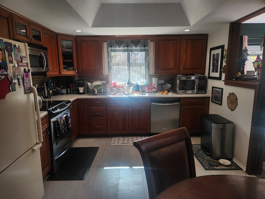 Shared eat-in kitchen, fully equipped and furnished.