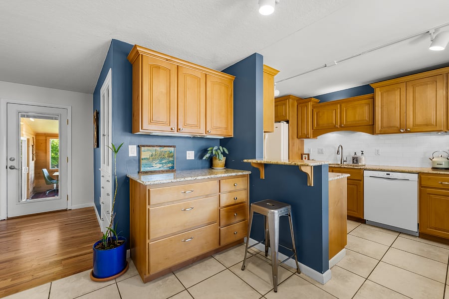 full kitchen