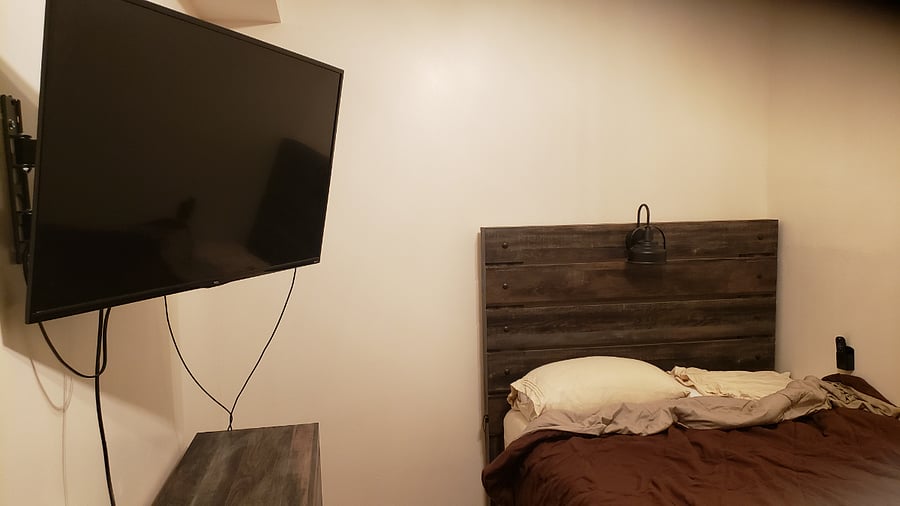 Bedroom 2: Bed and TV