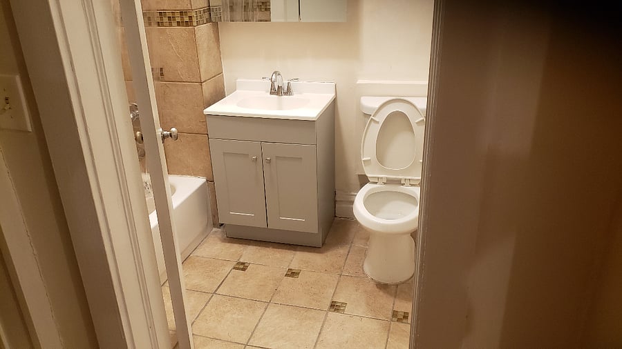Bathroom: Entry