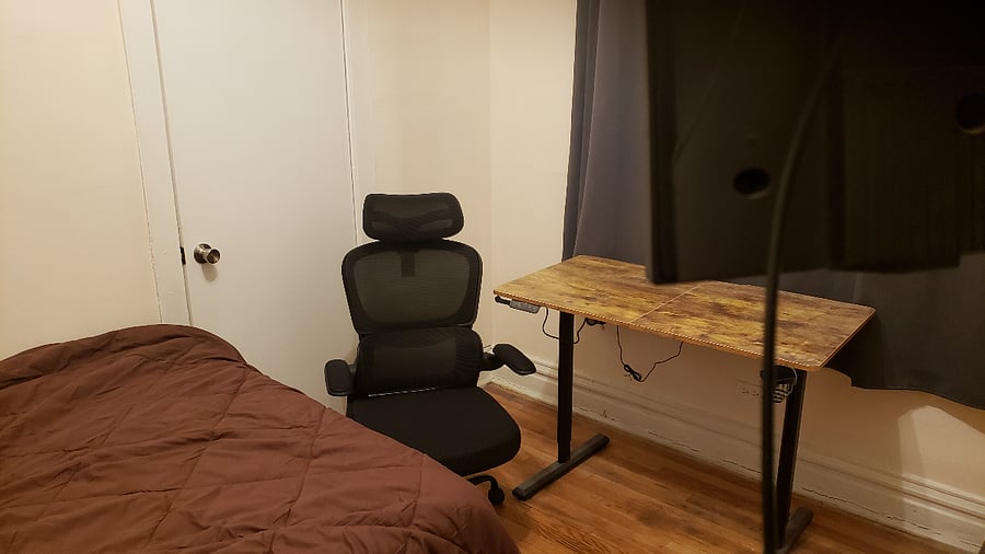 Bedroom 2: Bed, Desk and TV