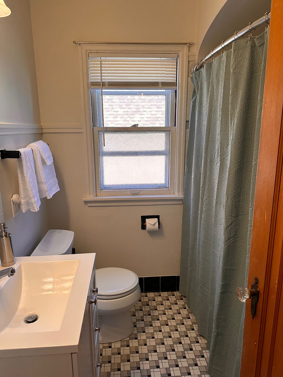Clean, fresh bathrooms with all new white linens