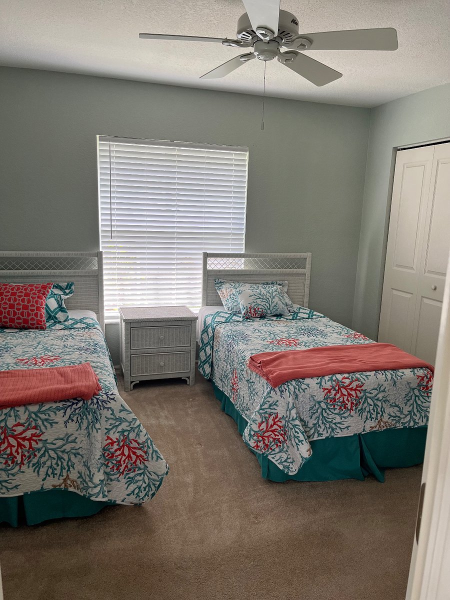 2 Twin beds