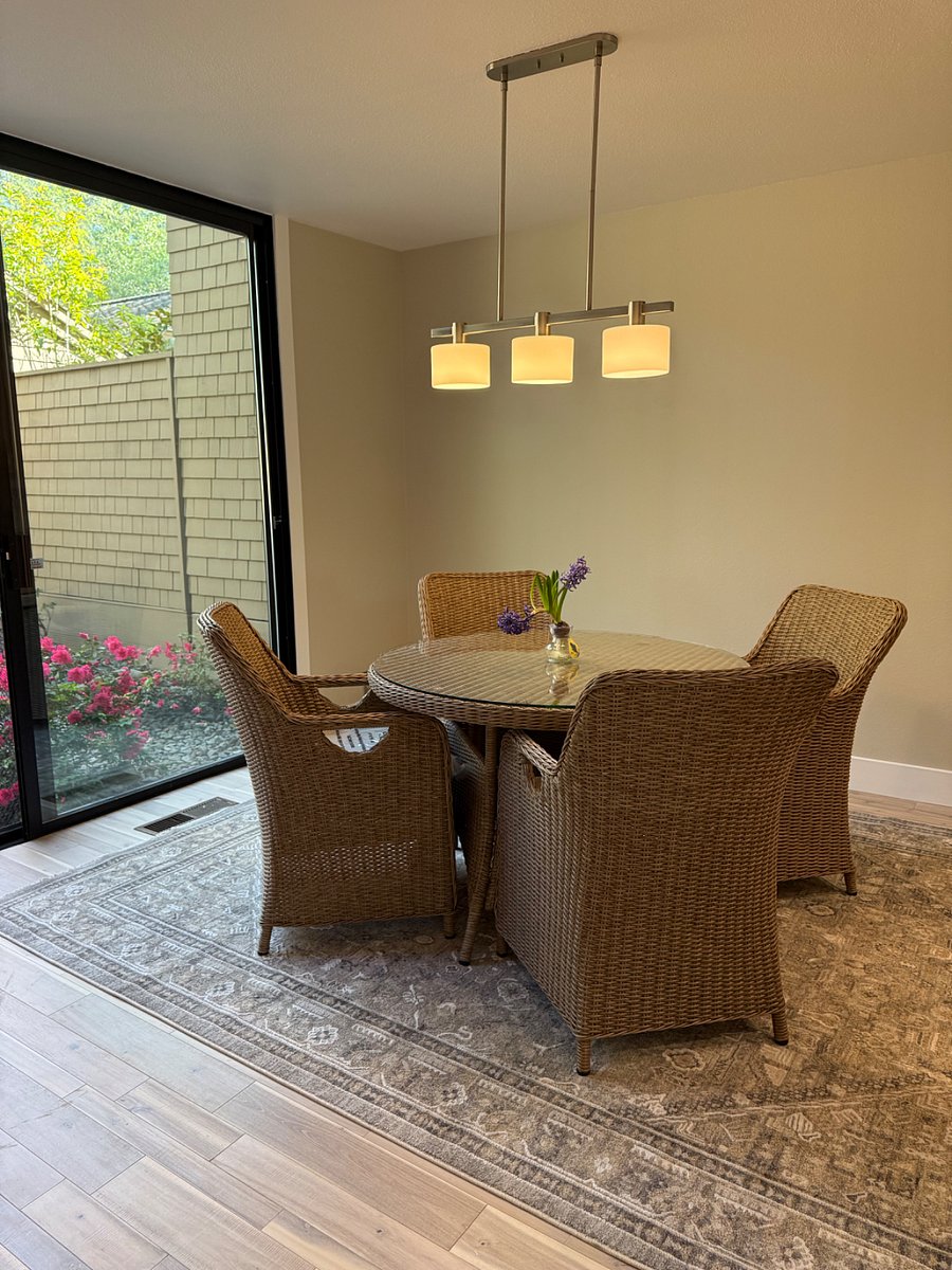 Eat in Kitchen area