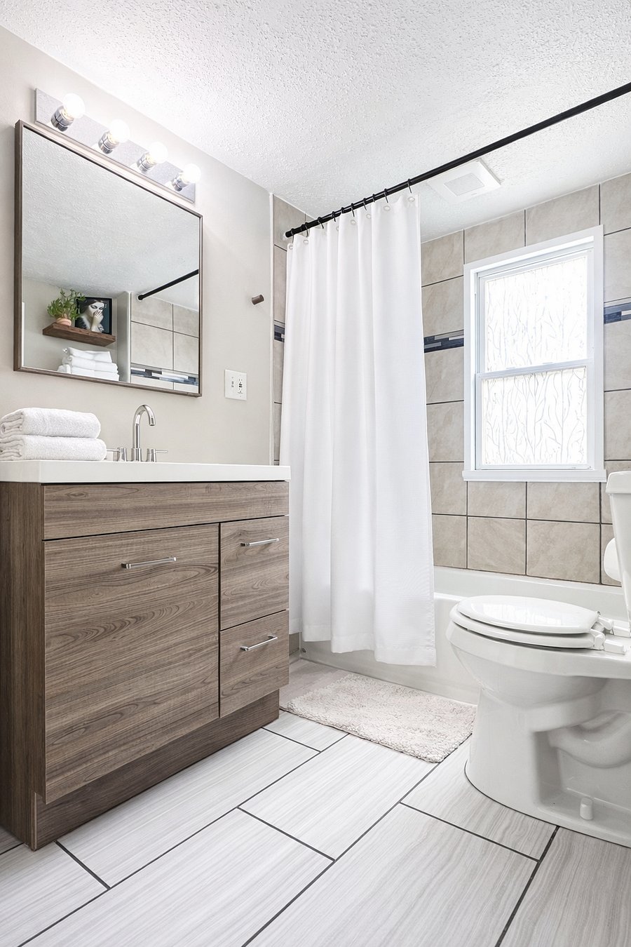Shared bathroom, picture number 1.