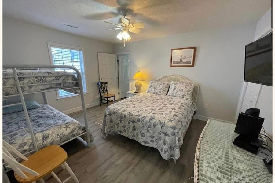 Front Unit Bedroom 2
Queen Bed
Set of Bunk Beds