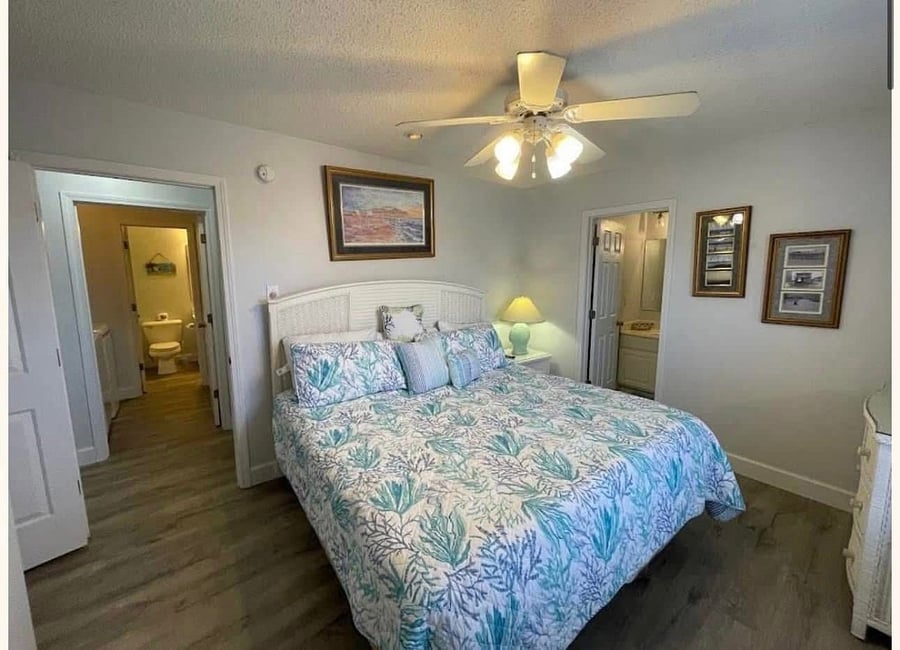 Front Unit Master Bedroom/ Bath
King Bed
