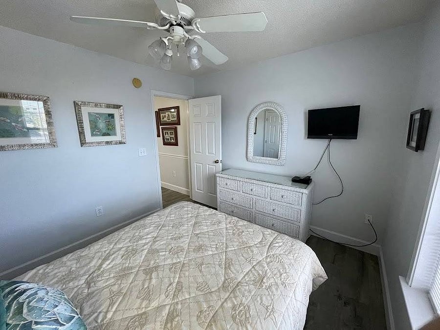 Back Unit Queen
Bedroom 2