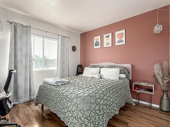 Second bedroom queen-size bed