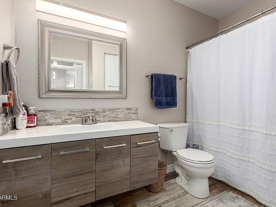 Second bathroom with combo shower-tub