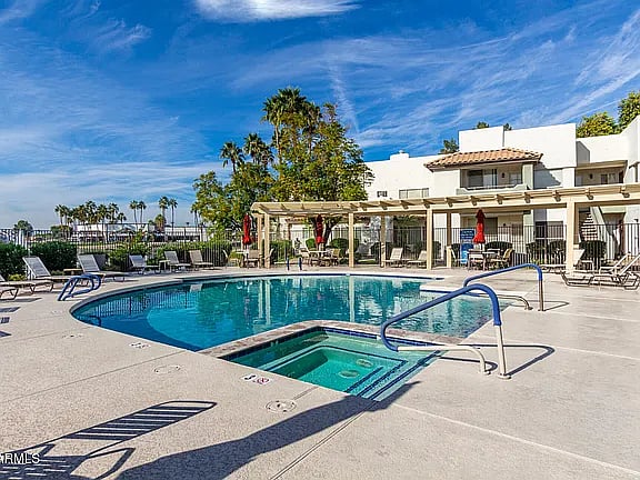Closest pool and hot tub to the condo. Another 2 pools and hot in the community.