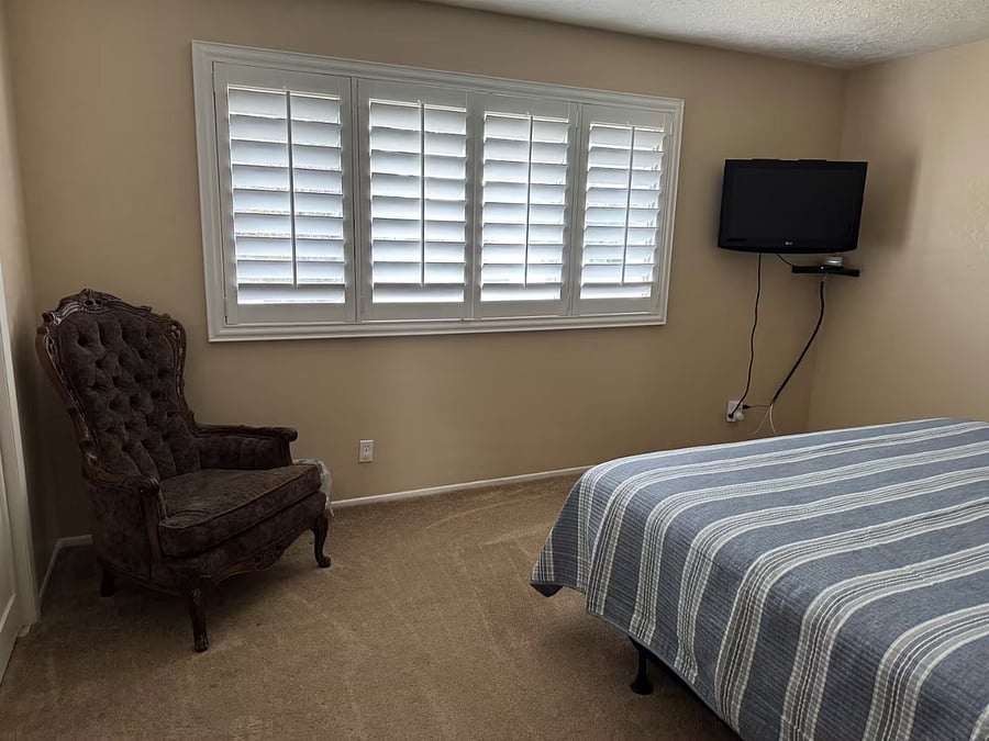 Master Bedroom Sitting area with TV