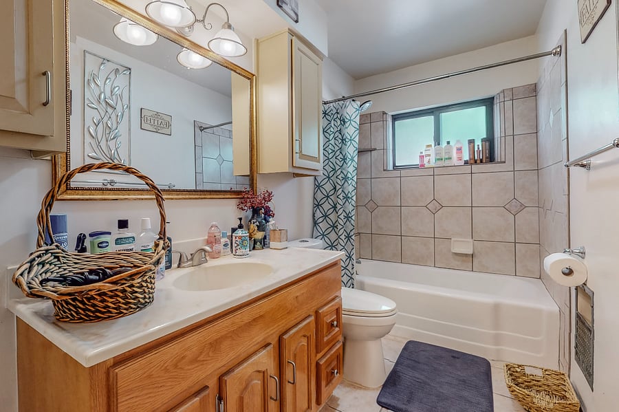 Pvt full bath (adjacent to the room/unattached)