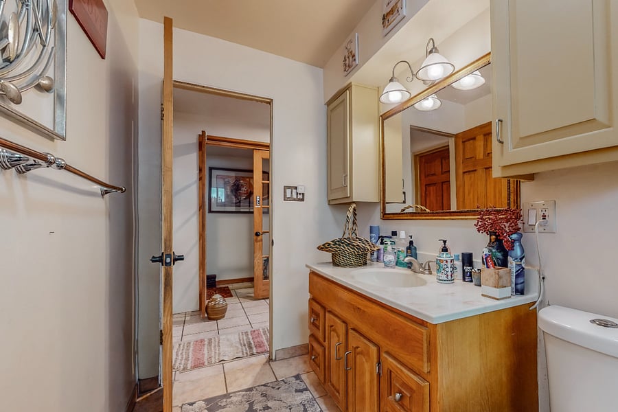 Pvt full bath (adjacent to the room/unattached)