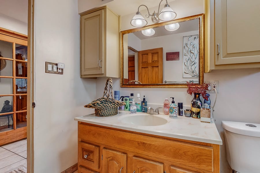 Pvt full bath (adjacent to the room/unattached)