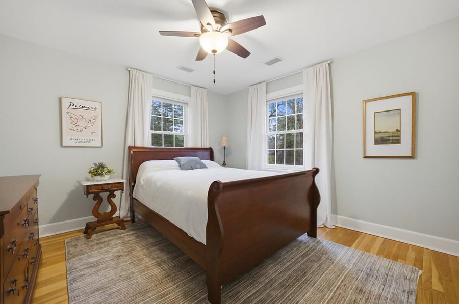 2nd bedroom upstairs
Queen bed
