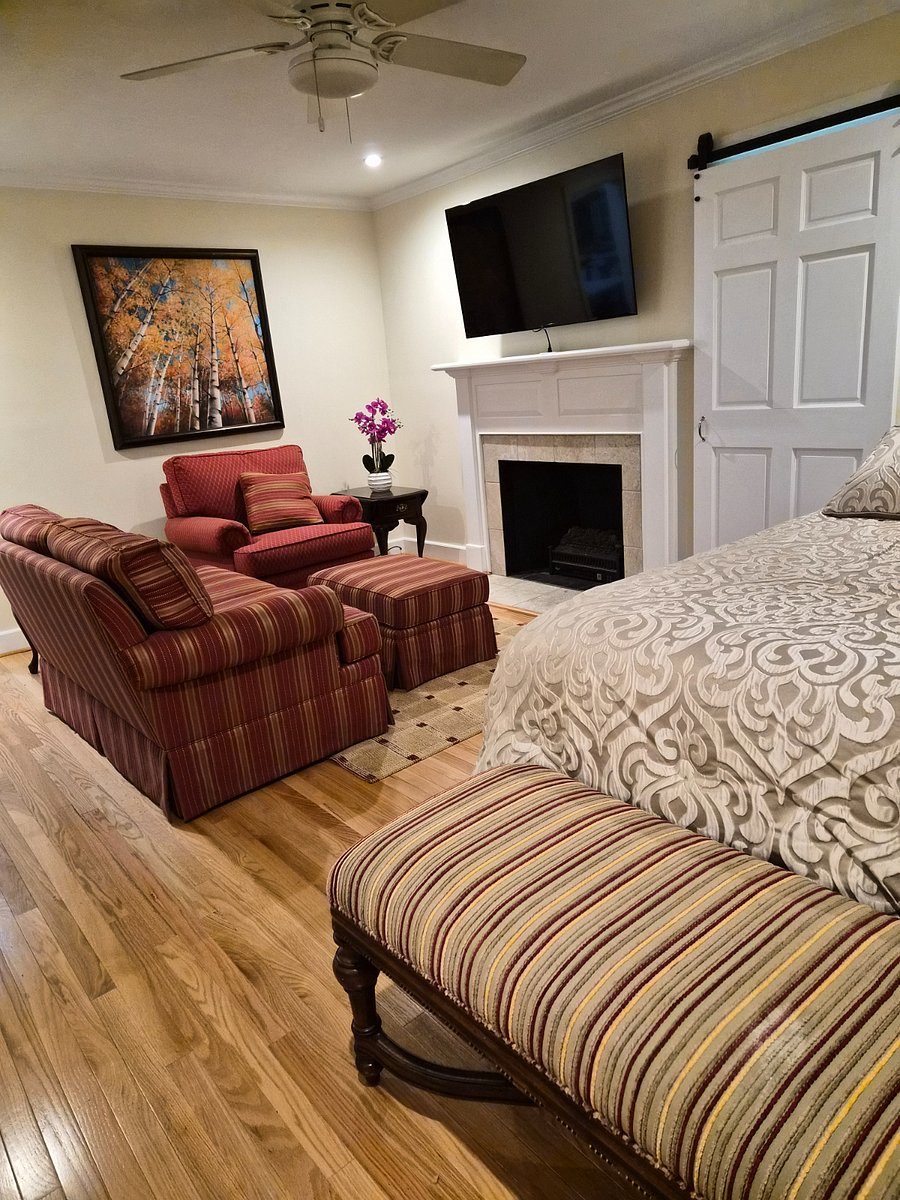 1st floor bedroom/sitting room
Queen bed