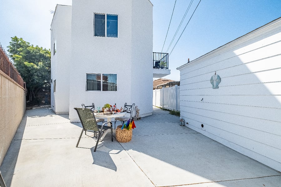Wake up with the sun, linger over breakfast on this spacious outdoor setting, and enjoy that perfect California breeze. Your sunny retreat awaits