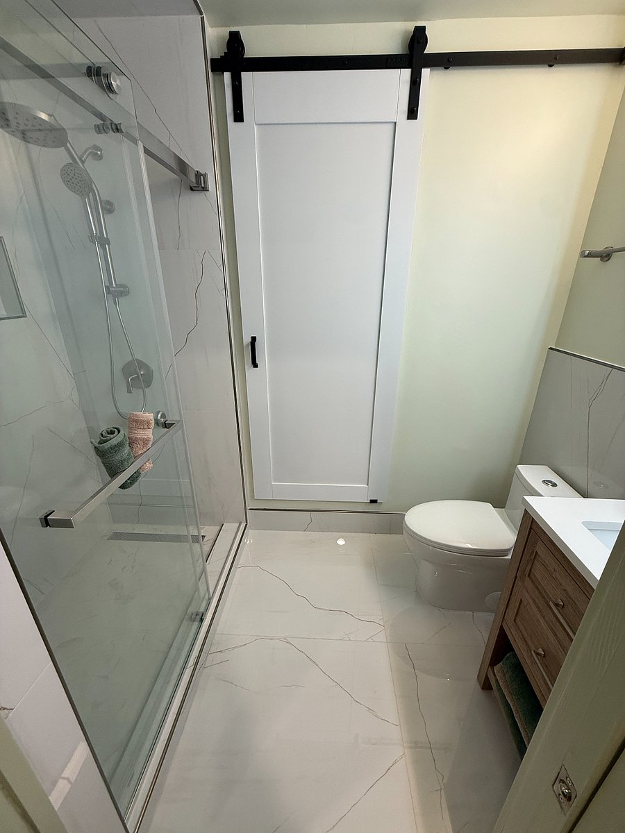Full Bath w/Access to Laundryroom