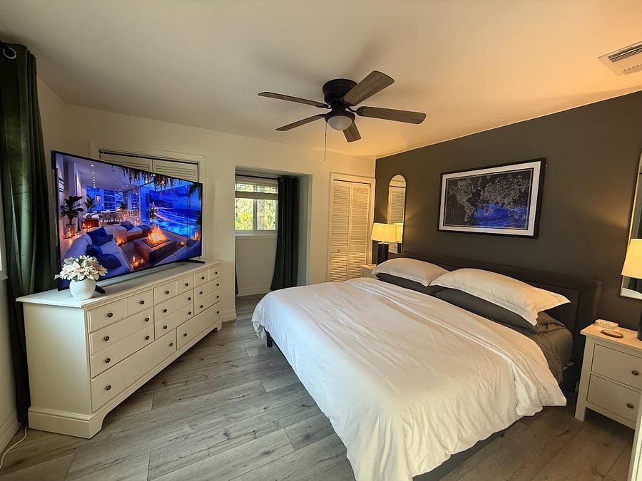 King bed, high quality cotton sheets, king down pillows, ceiling fan, large smart tv with streaming prime video, usb charger block. 