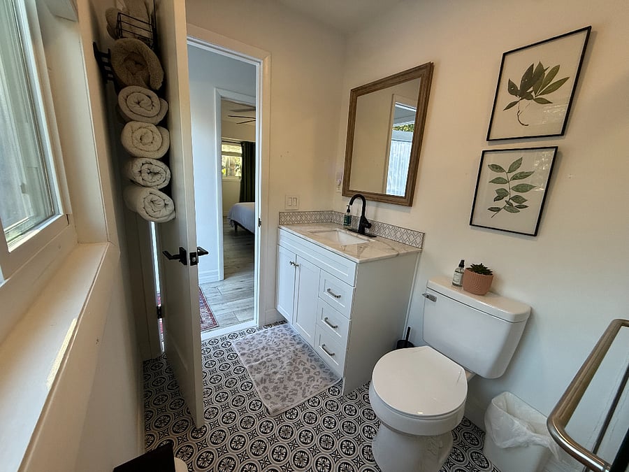 Bathroom, towels, wash clothes, hand towels provided. 