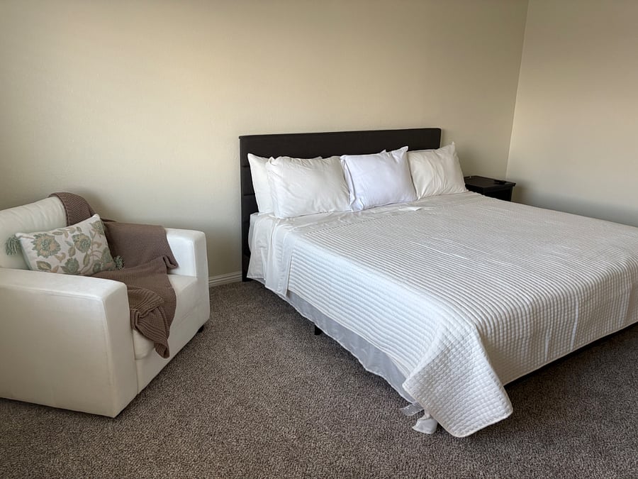 Master bedroom, king bed