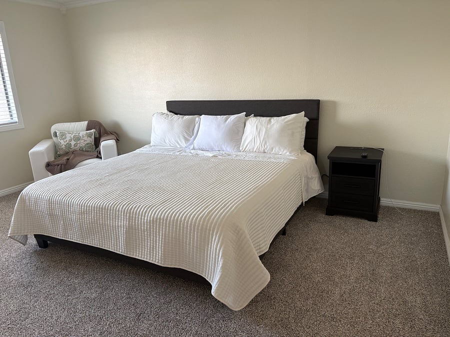 Master bedroom, king bed