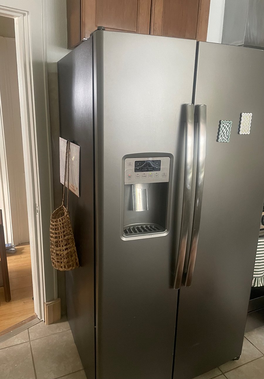 Kitchen fridge with filtered water & ice maker  