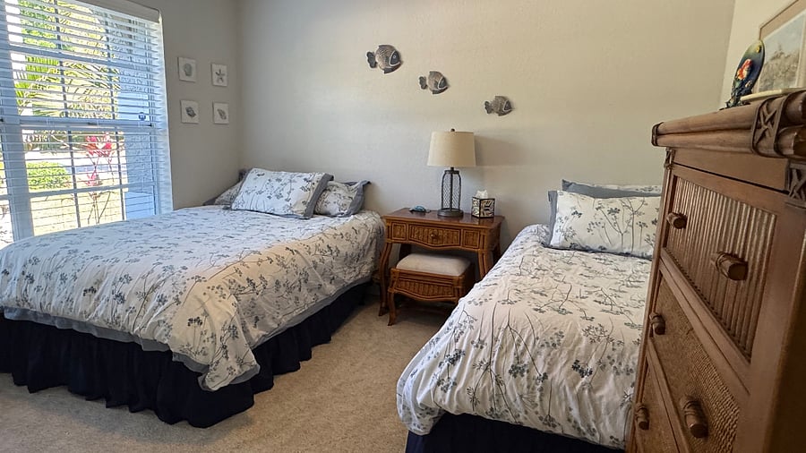 Guest Bedroom
Full size bed (left)
Single size (right)