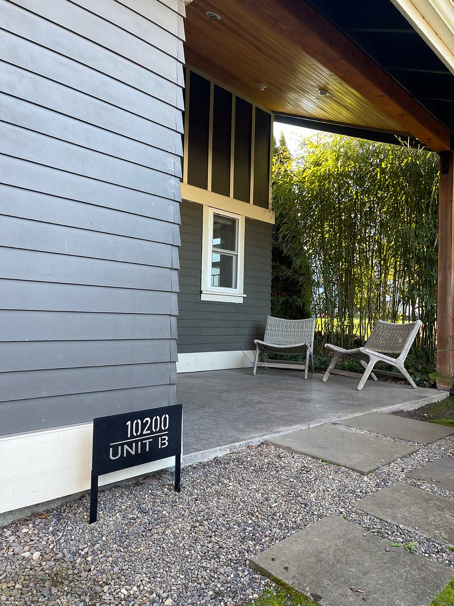 Walkway to front door & covered porch. 