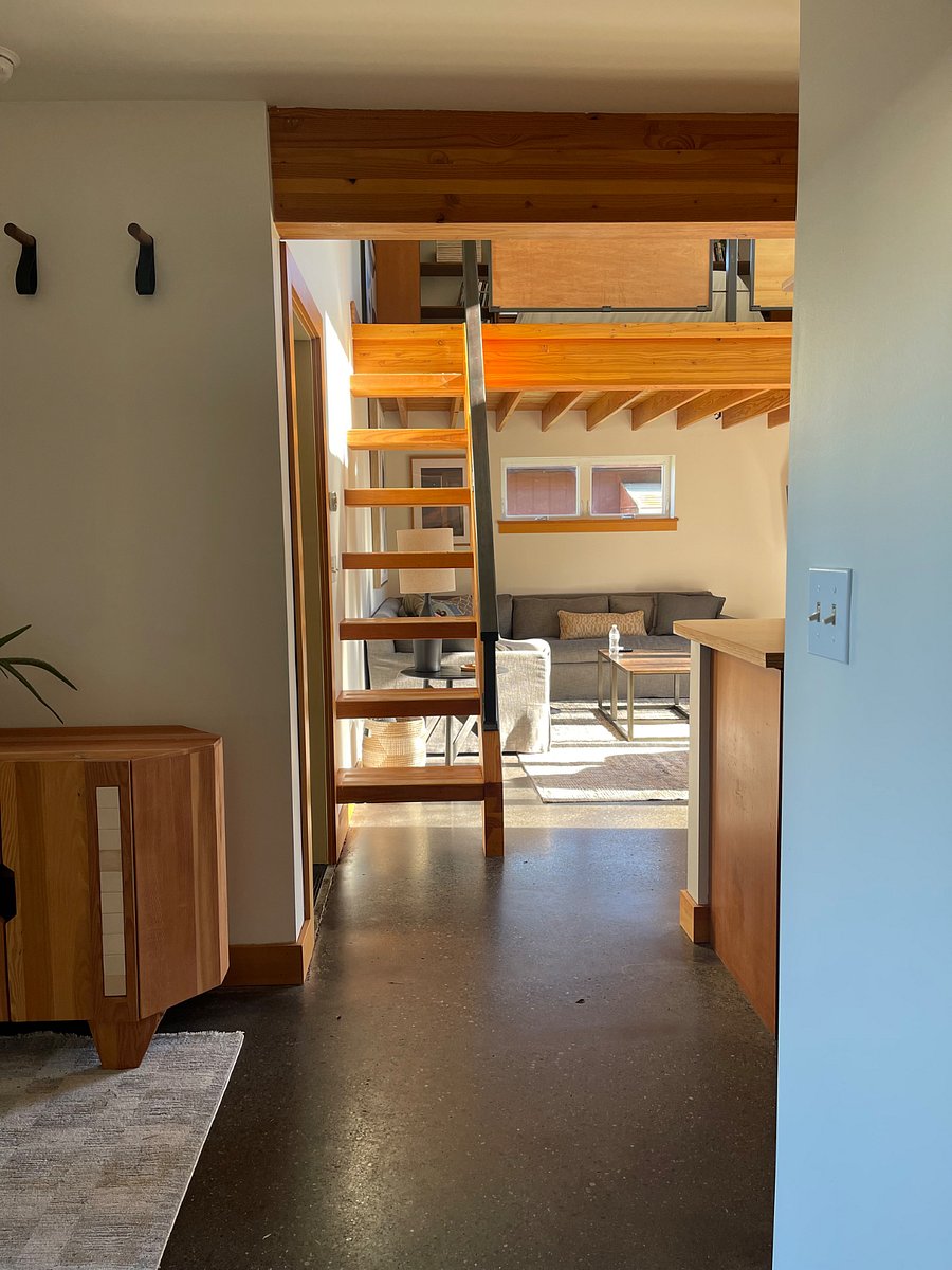 Foyer - view looking through to living room, loft above. 
