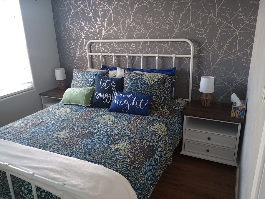 Bedroom, Queen bed