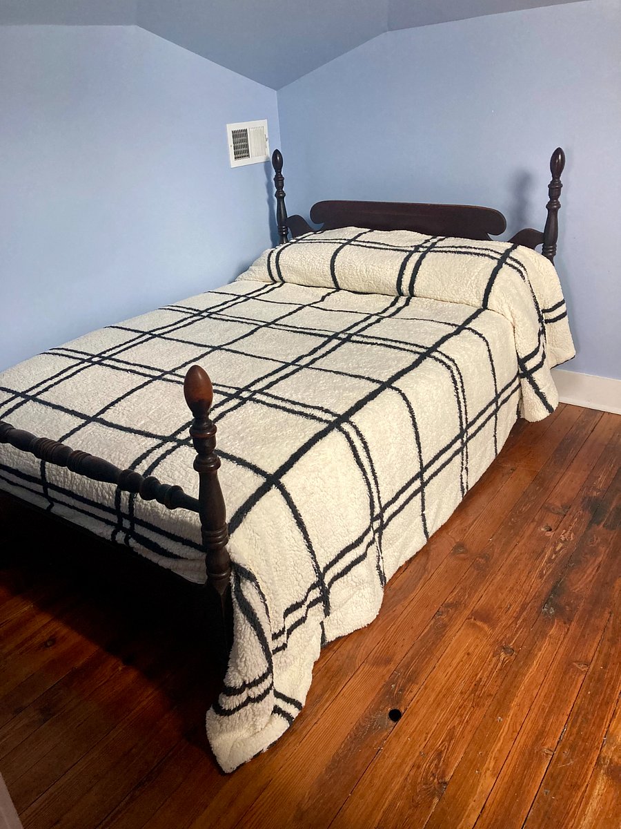 3rd floor, bedroom 4 - full bed