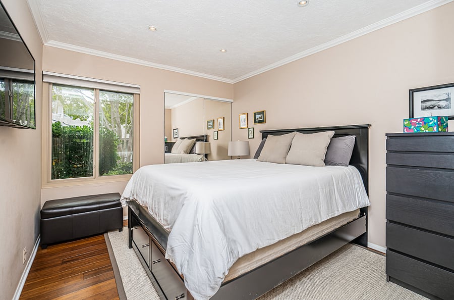 Secondary Bedroom with Queen Bed, Smart TV