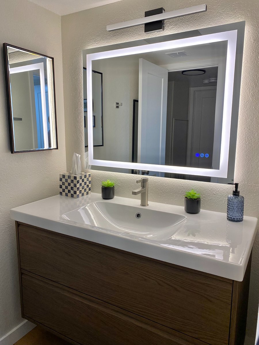 The backlit defogging mirror adds a boutique-hotel touch to your daily morning routine, providing ideal lighting for shaving, styling your hair, or applying makeup.