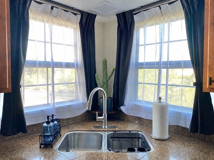 It's not every day you get a sink with a view. Corner windows with natural light and desert views make cleaning up feel a little less like a chore.