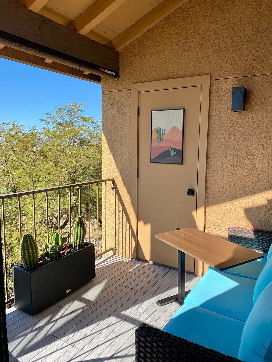 More than just a balcony, this shaded outdoor retreat has a bird's-eye view of La Encantada, and it's a comfortable spot to start your morning with coffee, read an engrossing book, enjoy a satisfying lunch, or simply unwind above the treetops.