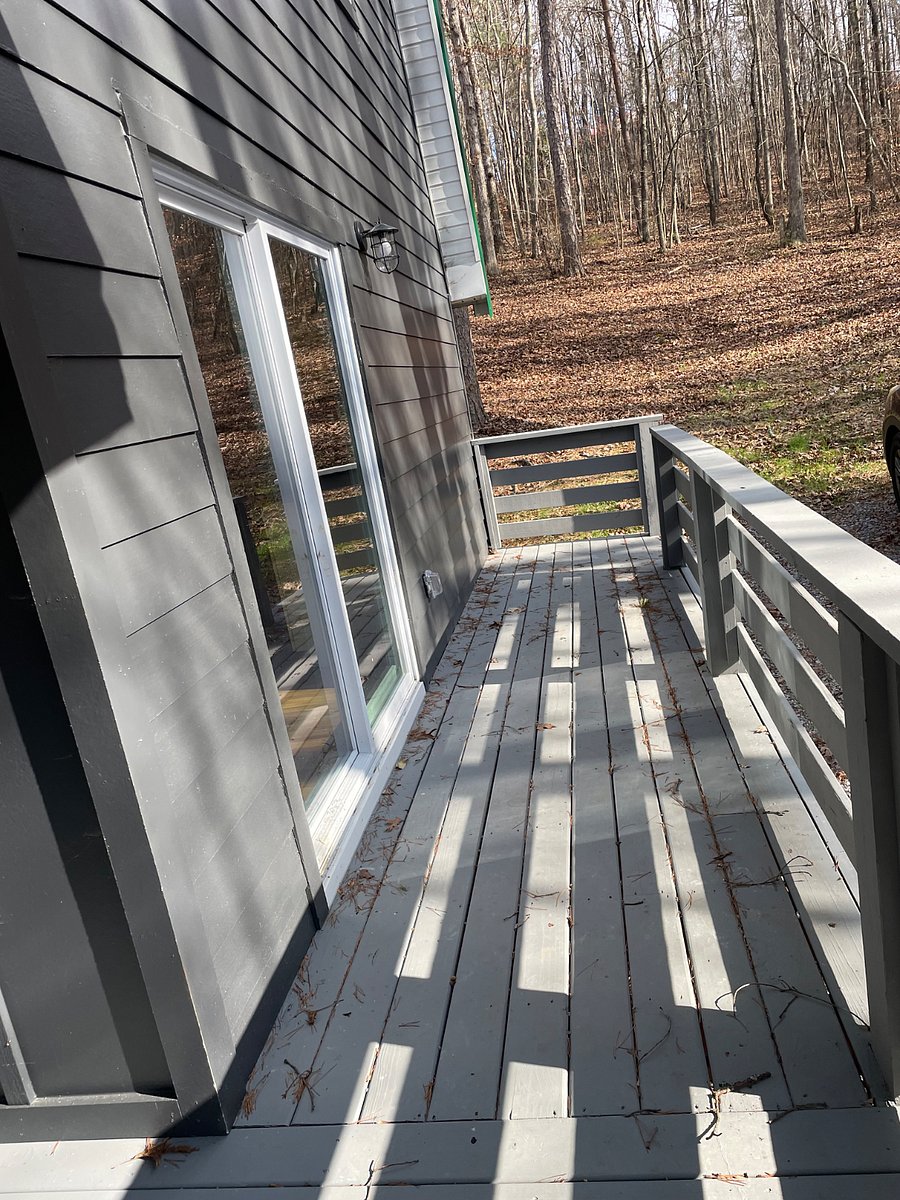 Beautiful wrap around porch, entryway