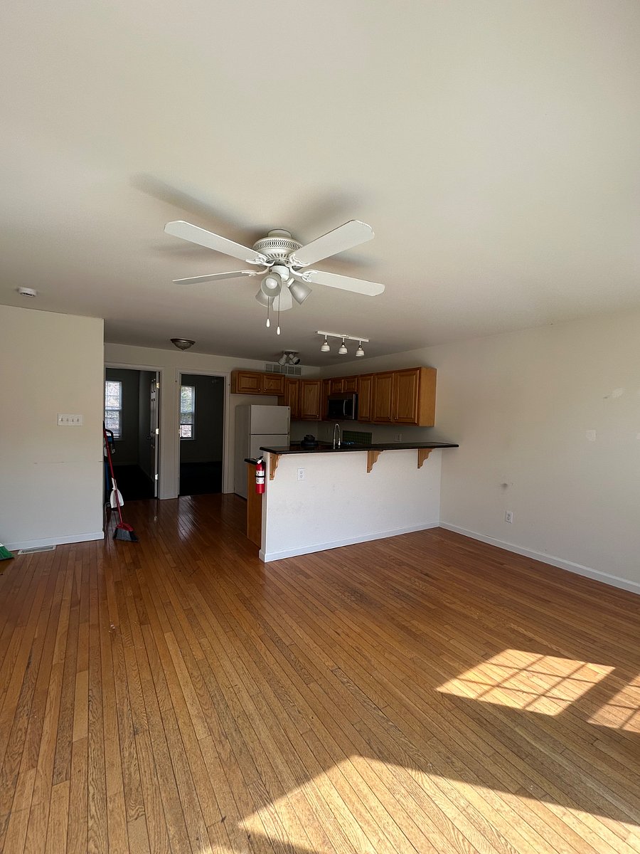 Two bedrooms (or bedroom + Guest/Office/TV Den) from living areaLivin