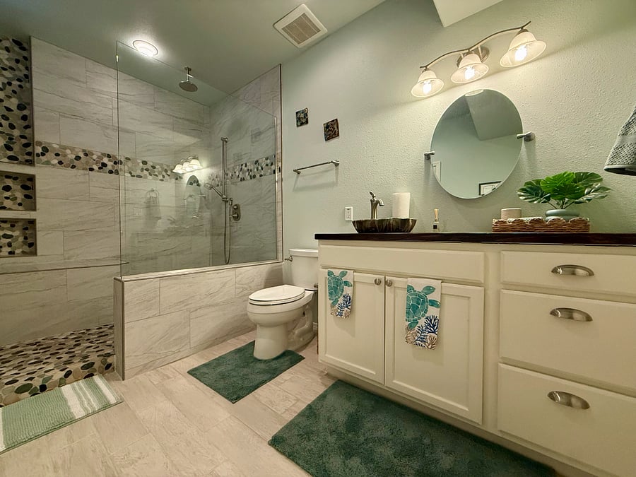 Extra spacious shower with rain head and hand held shower head